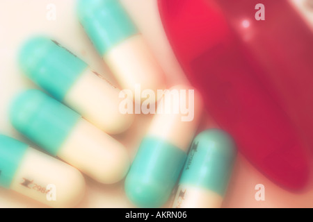 Close up di pillola bottiglia con crema e blu capsule fuoriuscita da esso Foto Stock