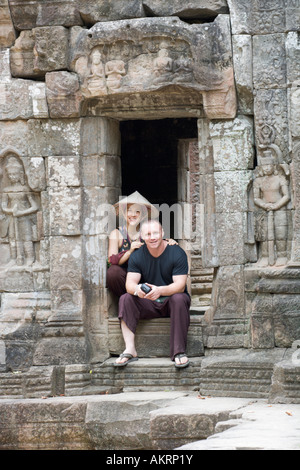 Turista giovane nella porta a Prasat Ta Som, Angkor, Cambogia Foto Stock