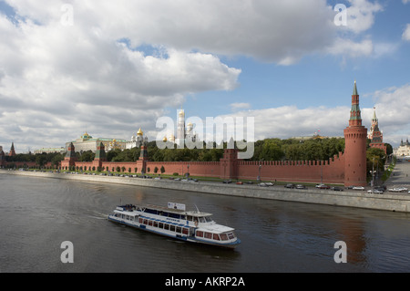 Parete del Cremlino con il traffico che viaggia lungo il Cremlino Embankment e barca fluviale IN PRIMO PIANO Mosca Russia Foto Stock