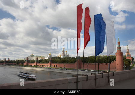 Parete del Cremlino con il traffico che viaggia lungo il Cremlino Embankment e barca fluviale IN PRIMO PIANO Mosca Russia Foto Stock