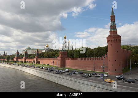 Parete del Cremlino di fiume e il traffico a guidare lungo argine del Cremlino di Mosca Russia Foto Stock