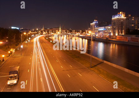 Il traffico sul Cremlino Embankment e il fiume di notte Mosca Russia Foto Stock