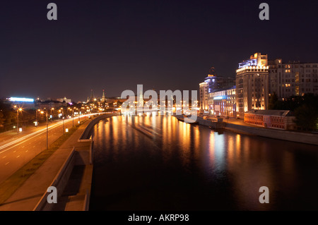 Il traffico sul Cremlino Embankment e il fiume di notte Mosca Russia Foto Stock