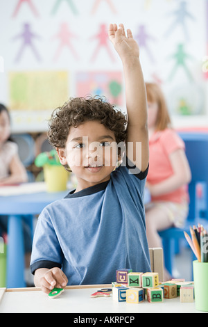 Braccio di sollevamento di ragazzo Foto Stock