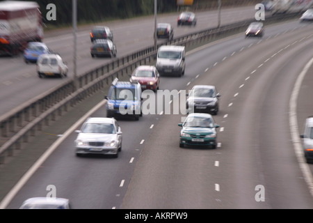 Cars driving lungo la M25 vicino Chorleywood Hertfordshire, Regno Unito Foto Stock