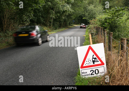 Auto passando una velocità max 20 MPH segno di avvertimento lungo una strada di campagna vicino a Marlow Buckinghamshire Regno Unito Foto Stock