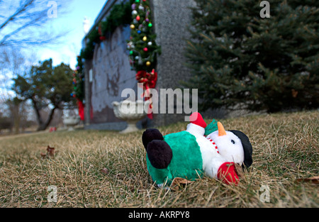 Farcite il pupazzo di neve il pupazzo di neve posa davanti al mausoleo di un cimitero Foto Stock