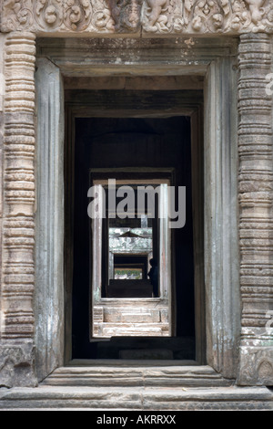 Allineati ai portali e sagoma umana, Prasat Ta Som, Angkor, Cambogia Foto Stock