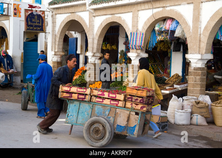 Spingendo una carrata di fragole nel mercato a Essaouira, Marocco Foto Stock