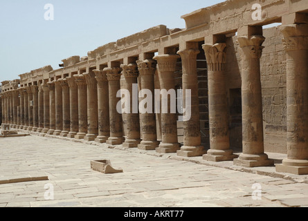 Colonnato occidentale di Augusto Tiberio all'ingresso del tempio di Iside Philae Aswan Egitto Foto Stock