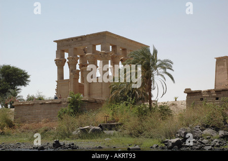 Vista del chiosco di Traiano presso il Tempio di Iside a Philae dal lago Nasser Aswan Egitto Foto Stock