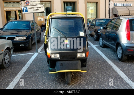 Tuc Tuc tre ruote parcheggiato a San Ginesio Italia Foto Stock