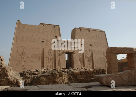 Grande entrata pilone del Tempio di Horus in Edfu Egitto Foto Stock