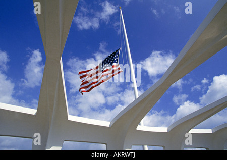 Una bandiera americana vola a metà montante sulla USS Arizona Memorial a Pearl Harbor Foto Stock