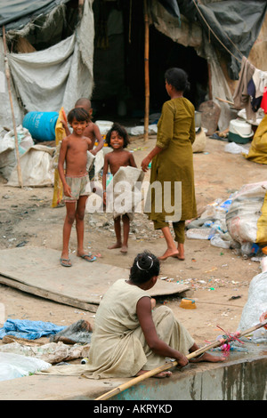 Cattive condizioni dei bambini che vivono tra i rifiuti in un ampio campo, India Foto Stock