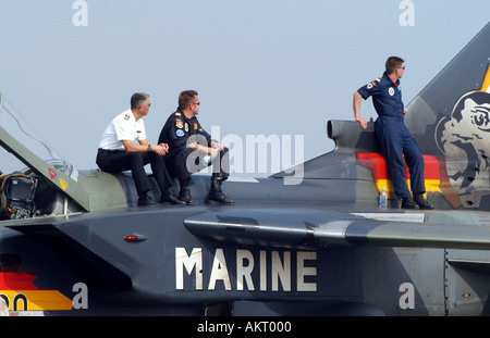 Ai partecipanti di essere spettatori - pilota guardando gli altri piloti in corrispondenza di un'esibizione aerea. Foto Stock