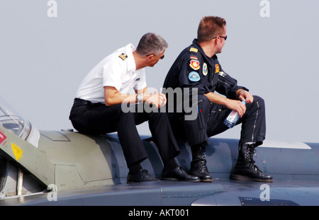 Ai partecipanti di essere spettatori - pilota guardando gli altri piloti in corrispondenza di un'esibizione aerea. Foto Stock