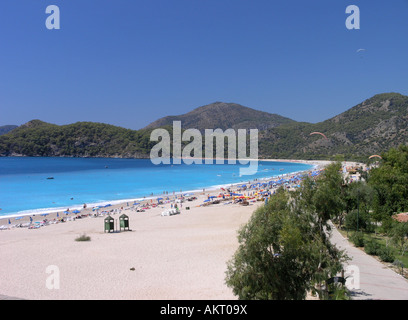 Spiaggia sabbiosa a Oludeniz sulla costa meridionale della Turchia Foto Stock