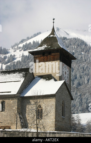 Una Chiesa nelle Alpi durante International Mongolfiera settimana Chateau d'Oex svizzera Foto Stock