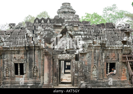 Ragazzi nella finestra al Prasat Ta Som, Angkor, Cambogia. Che cosa un parco giochi i bambini hanno! Foto Stock