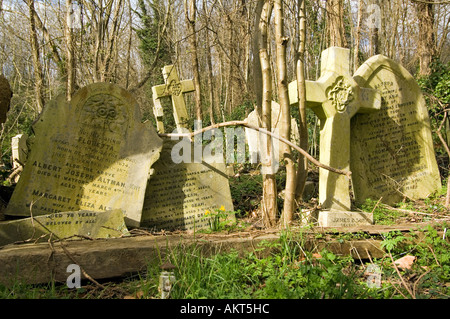 Il cimitero di Highgate a Londra è elencato come un sito di architettonici di notevole interesse storico e. Foto Stock
