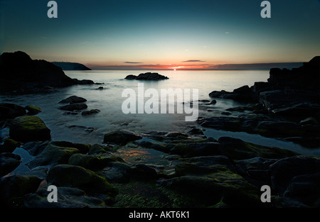 Tramonto su rocksand rock pools di Tresaith beach in West Wales UK Foto Stock