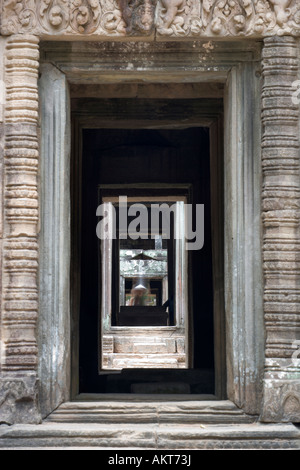 Allineati ai portali e spostamento di persona nel cappello conico Prasat Ta Som Angkor Cambogia Foto Stock