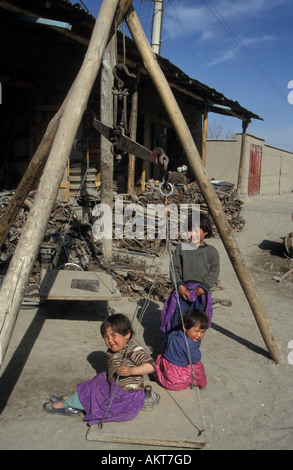 Le ragazze di Hazara sulle bilance di commerciante di rottame Afghanistan Kabul Foto Stock