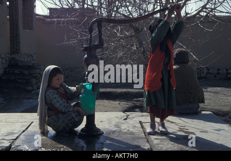 Le ragazze di Hazara di pompaggio acqua bene Afghanistan Kabul Foto Stock