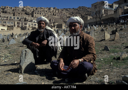 Hazara uomini afghani nel cimitero ad ovest di Kabul in Afghanistan Foto Stock