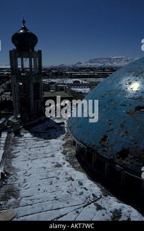 In rovina la cupola della moschea minareto e distrutto città di Kabul in Afghanistan Foto Stock