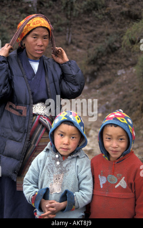 Famiglia nella foresta vicino Puiyan Everest trail Nepal Foto Stock