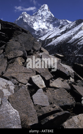 Mani pietre sotto Ama Dablam Solu Khumbu Nepal Foto Stock