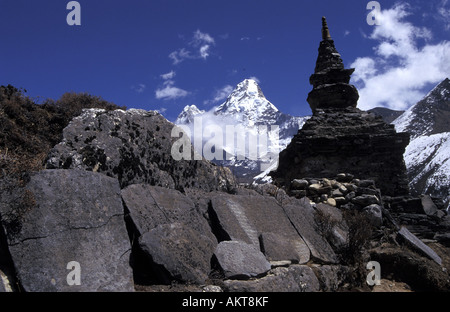 Mani parete sottostante Ama Dablam Solu Khumbu Nepal Foto Stock