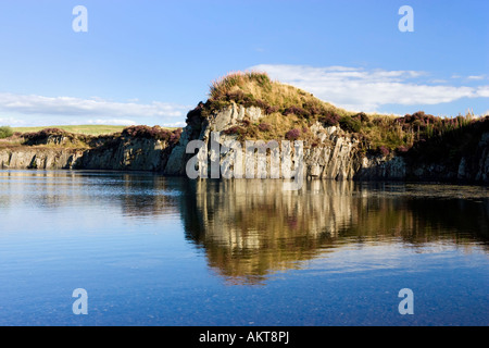 La vecchia cava Cawfield riempito con acqua, accanto a Milecastle 42, il vallo di Adriano, Northumberland, Regno Unito Foto Stock