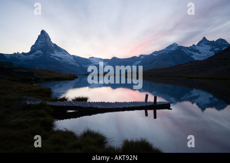 Cervino 4478 m si riflette in Stellisee 2573 m Zermatt Vallese Svizzera Foto Stock