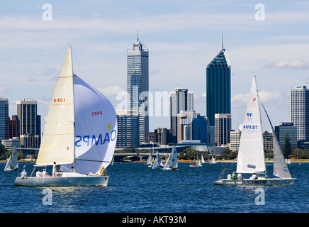 Barche sul fiume Swan con Perth in distanza. Australia occidentale Foto Stock