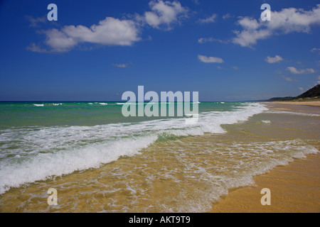 Close up di sabbia e mare presso Noosa Beach Australia Foto Stock