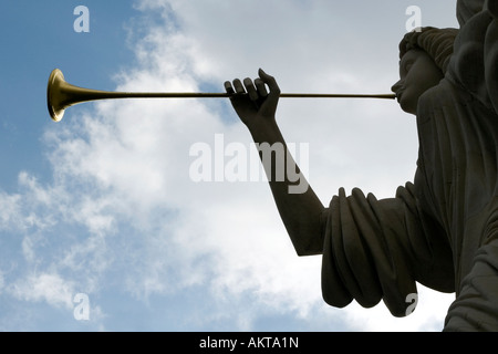 Statua di angelo araldi Golden tromba Foto Stock