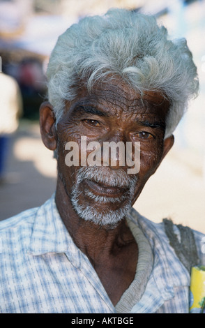 Mysore uomo vendita di incenso presso il mercato Devaraja, Mysore, Karnataka, India Foto Stock