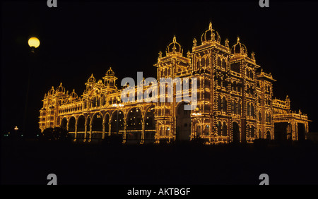 Mysore Palace illuminata di notte, Mysore, Karnataka, India Foto Stock