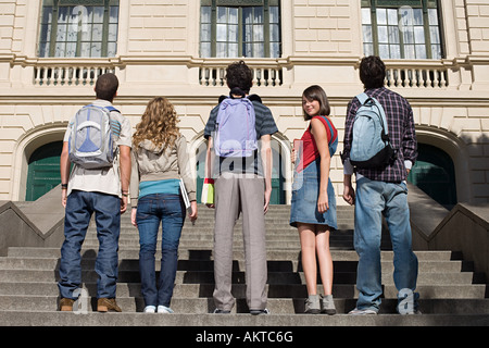 Gli studenti delle scuole superiori in piedi sulle scale Foto Stock