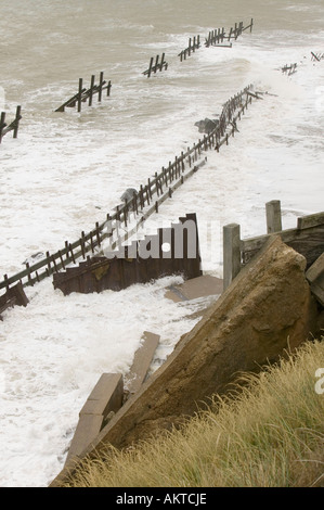 Onde di tempesta erodendo le scogliere di Happisburgh, Norfolk, Regno Unito, con la scialuppa di salvataggio della rampa di lancio è crollata e distrutti. Foto Stock