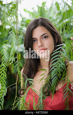 Giovane donna tra le foglie Foto Stock