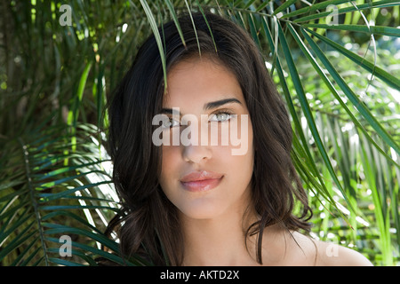 Giovane donna tra le foglie Foto Stock