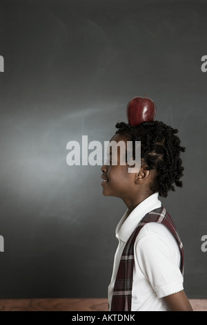 Ragazza con Apple sulla sua testa Foto Stock