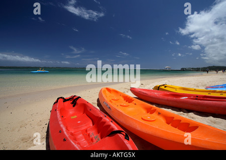 Canoe sulla spiaggia WARWICK Resort Fiji Islands orizzontale11355 BDB Foto Stock