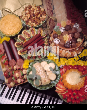 Assortimento stile party, antipasti antipasti candy affettati formaggi cali di dadi di cioccolato fiori chocolat visualizzato sul pianoforte Foto Stock