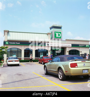 Guida attraverso la banca, guida attraverso la banca, guidi su cliente di ATM e automobile a TD Canada Trust 'Toronto Dominion' Canadian Bank Ontario Canada KATHY DEWITT Foto Stock