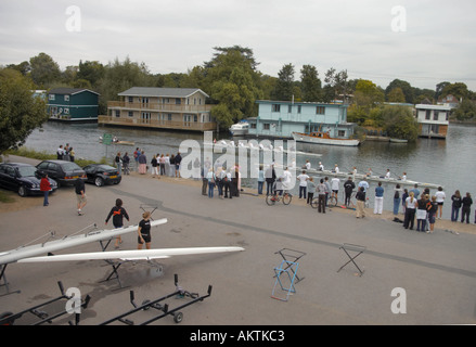 A Molesey club in barca sul fiume Tamigi due ottavi di corsa verso il traguardo Foto Stock